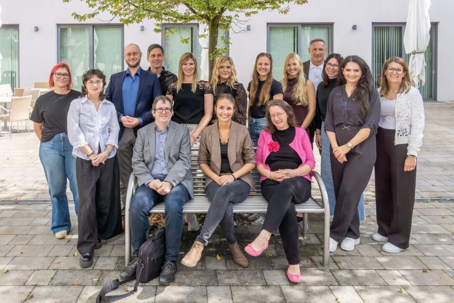 Schulleiter Uwe Mißlinger (hinten) zusammen mit den neuen Lehrkräften, die erstmals am Fraunhofer-Gymnasium unterrichten:  Vorne: Dr. Michael Rummel, StRin Alexandra Buchinger, StDin Maria Scherr  Hinten: Madeleine Dietl, StRin Maria Obermeier, StR Markus Schürzinger, StR Stefan Schinabeck, StRin Kristina Köppl, StRin Ingrid Seidl, StRefin Susanne Brünnig, StRefin Susanne Dandré, StRefin Magdalena Waas, StRefin Alexandra Volodarski, StRin Stefanie Schmidbauer