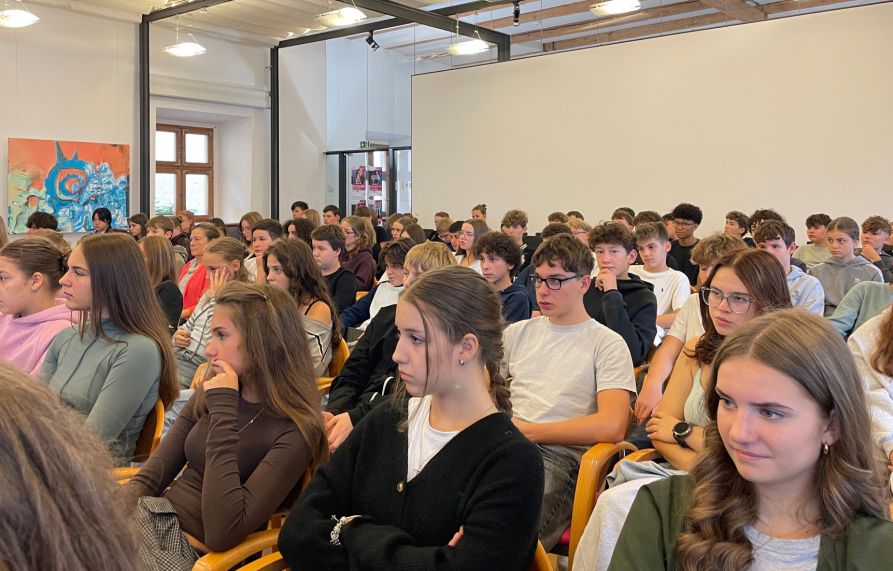 Gebannt hörten die Schülerinnen und Schüler bei den persönlichen Lebensgeschichten zu.