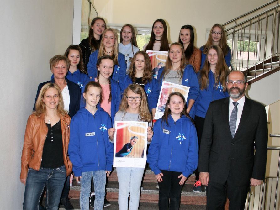 Die erfolgreichen Gymnastinnen mit ihren Trainerinnen Rita Wutz (2. Reihe, l.) und StRin Christin Tischner (vorne l.) sowie Schulleiter OStD Dr. Hubert Balk (vorne r.)